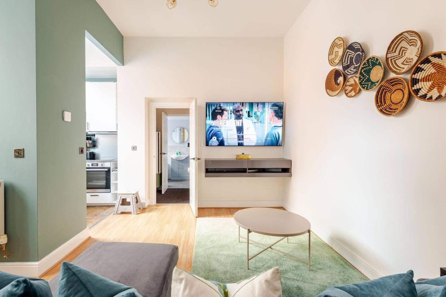 Stylish Flat In Central Location With Free Parking Swindon Exterior photo