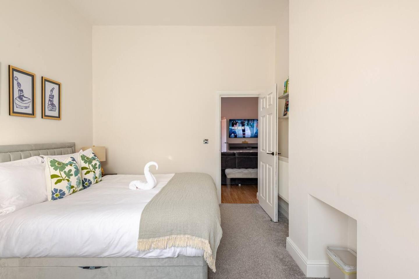 Stylish Flat In Central Location With Free Parking Swindon Exterior photo